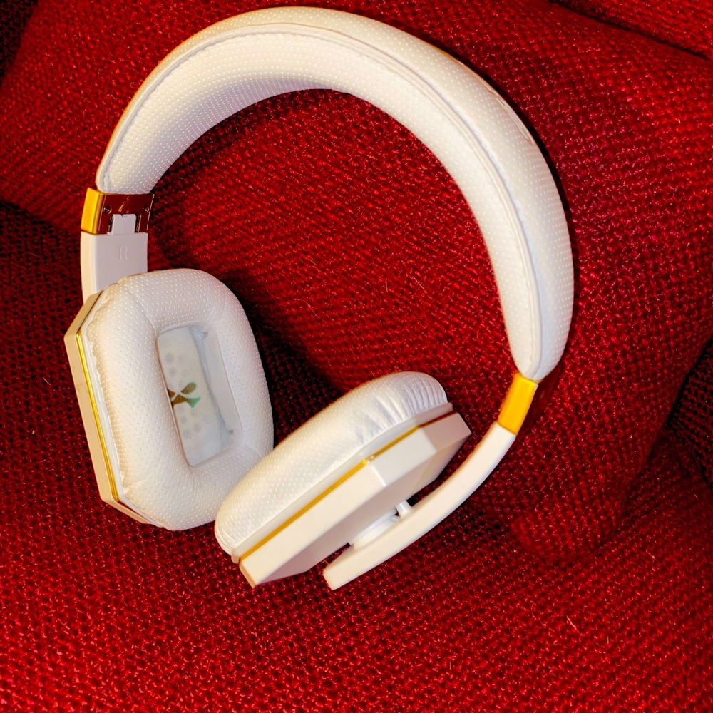 Noise cancelling headphones